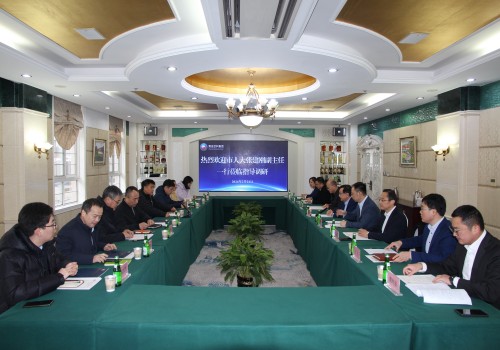 2月21日，市人大副主任張建剛一行到華東公司走訪調(diào)研，集團(tuán)董事長王達(dá)、總經(jīng)理劉富華等陪同調(diào)研。飲料集團(tuán)作為全市食品飲料產(chǎn)業(yè)鏈鏈主企業(yè)，要積極匹配城市發(fā)展戰(zhàn)略，帶動產(chǎn)業(yè)鏈融合發(fā)展，進(jìn)一步提升品牌創(chuàng)新力和影響力，使“老字號”在創(chuàng)新中煥發(fā)“新活力”。圖為座談會現(xiàn)場(1).jpg
